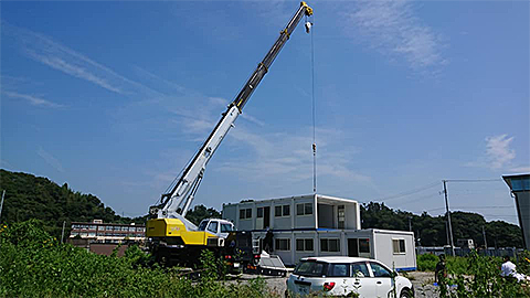 ラフテレーンクレーンによるユニットハウス設置